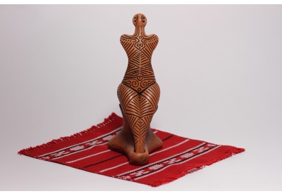 Statuetă feminină Cucuteni cu incizii 